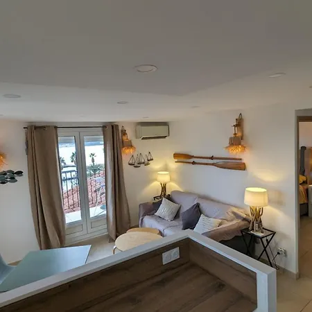 Balcon Des Iles D'or - T2 Seafront Historic Center Apartment *